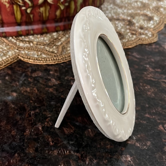 Small Oval Cream Color Floral Picture Frame - Picture 4 of 9